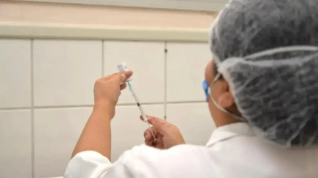 Prefeitura da Serra libera agendamento online com novas doses de vacina contra Covid-19 Enfermeira preparando seringa com dose de Vacina