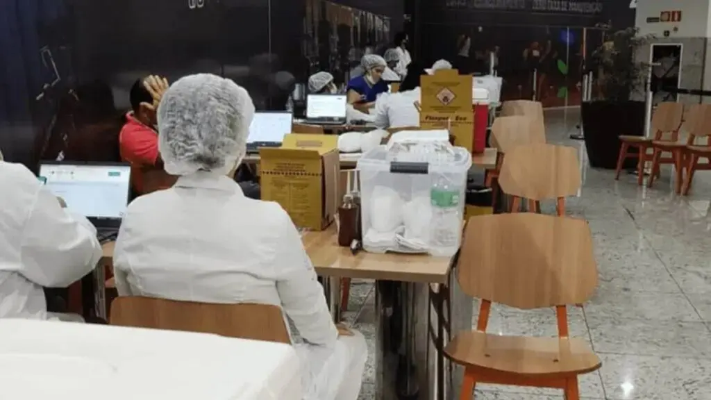 “Serra Vacinada” disponibiliza sem agendamento todos os tipos de vacinas Agentes de saúde e paciente sentados em área reservada para atendimento de vacinação no Shopping Montserrat