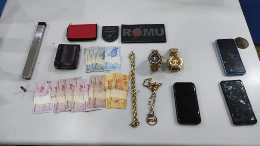 ROMU prende dois “queimados” armados e recupera carro roubado em Vitória Sobre a mesa da (ROMU) cédulas 80,00 em espécie, um carregador de submetralhadora vazio, três celulares, dois cordões dourados, duas carteiras e uma munição de calibre .32 picotada