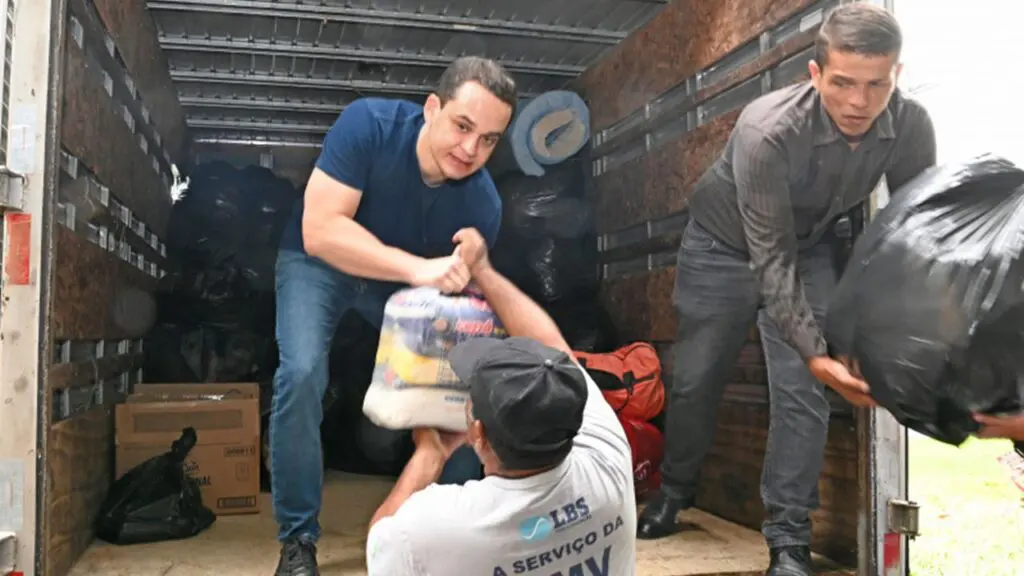 Prefeitura de Vitória arrecada mais de 5 toneladas em ajuda para vítimas das fortes chuvas no ES Prefeito de Vitória Lorenzo Pazolini, ajudando a organizar as doações arrecadadas dentro do caminhão