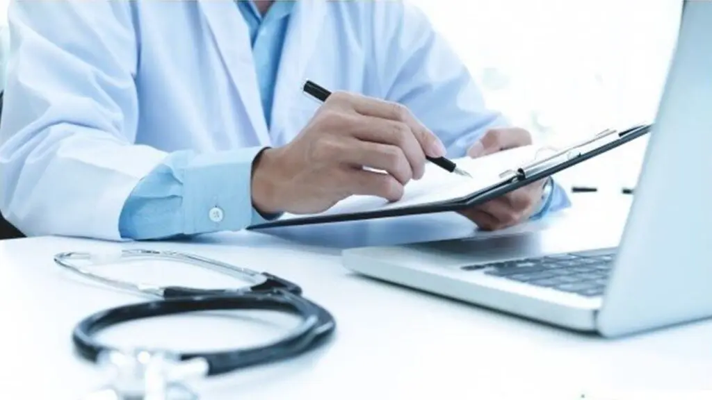 Governo do Estado lança editais com 179 vagas para médicos, enfermeiros e cirurgiões-dentistas Medico em seu consultório preenchendo uma receita de paciente