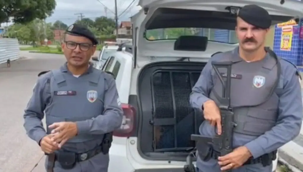 Polícia Militar prende ladrão mineiro após perseguição frenética em Jacaraípe Policiais Militares em frente a viatura da Polícia Militar com reportando, prisão de assaltante