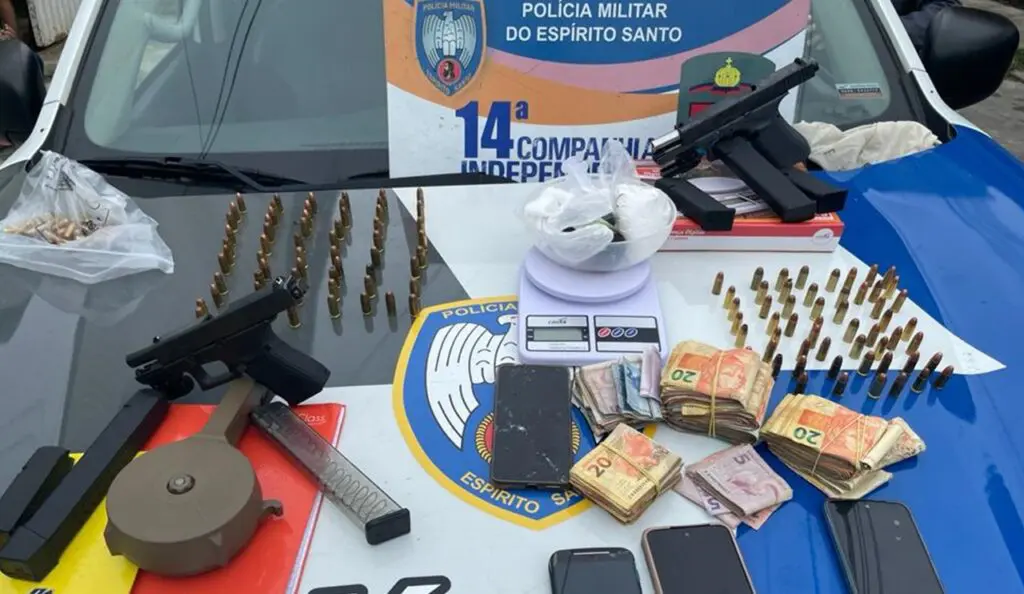 Força Tática prende 4 “queimados” e um deles é apontado como chefe do tráfico em bairro da Serra Sobre o capo da viatura da Polícia Militar duas pistolas, quatro celulares, grande quantidade de dinheiro fracionado, pentes carregadores e dezenas de munições