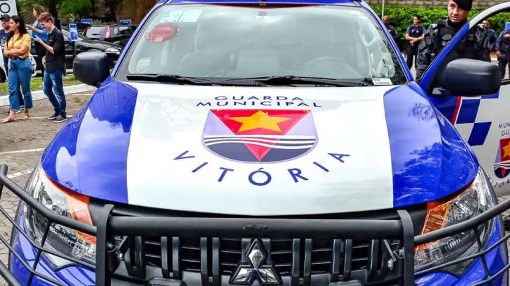 Guarda de Vitória prende dupla de assaltantes logo após arrastão dentro de ônibus Viatura da Guarda Municipal de Vitória estacionada com a porta do condutor aberta e um agente ao lado da viatura