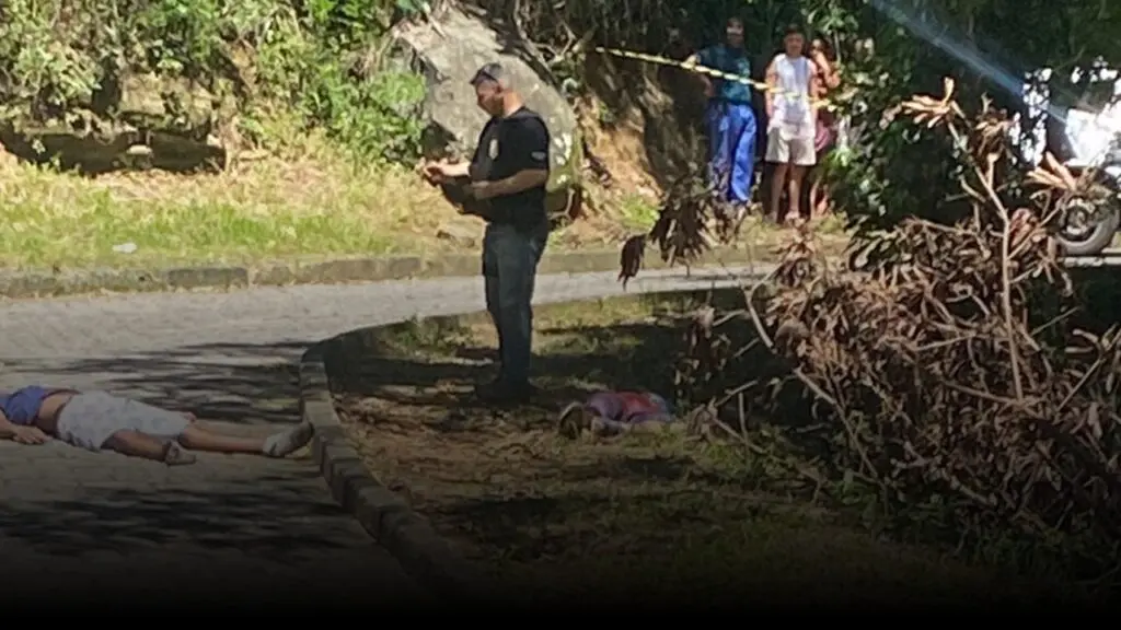 Dois “olheiros” do tráfico são executados após PM prender 5 traficantes do Forte São João Polícia Civil fazendo perícia em duas vítimas caídas no chão