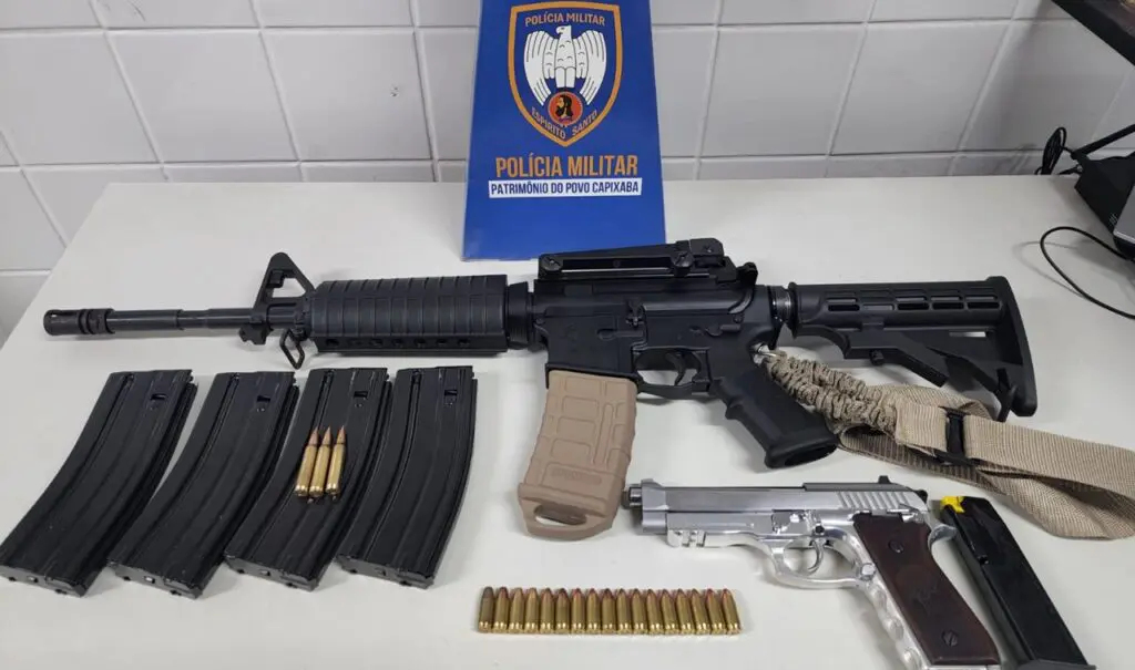 “Queimados” armados com pistola e fuzil são detidos pela equipe do K9 em Morada de Laranjeiras Sobre a mesa da 3ª Delegacia Regional da Serra um fuzil T4 calibre 5.56 mm, uma pistola Taurus 9 mm e munições