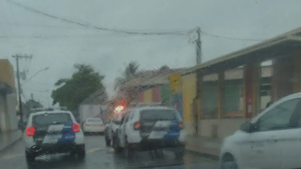 Homem supostamente armado aborda professora em frente de creche e gera terror na Serra