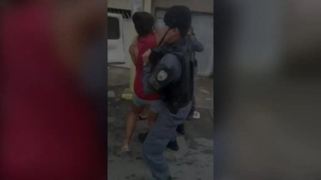 Vídeo: mulher agride policiais para salvar “queimado” detido por tráfico em Feu Rosa