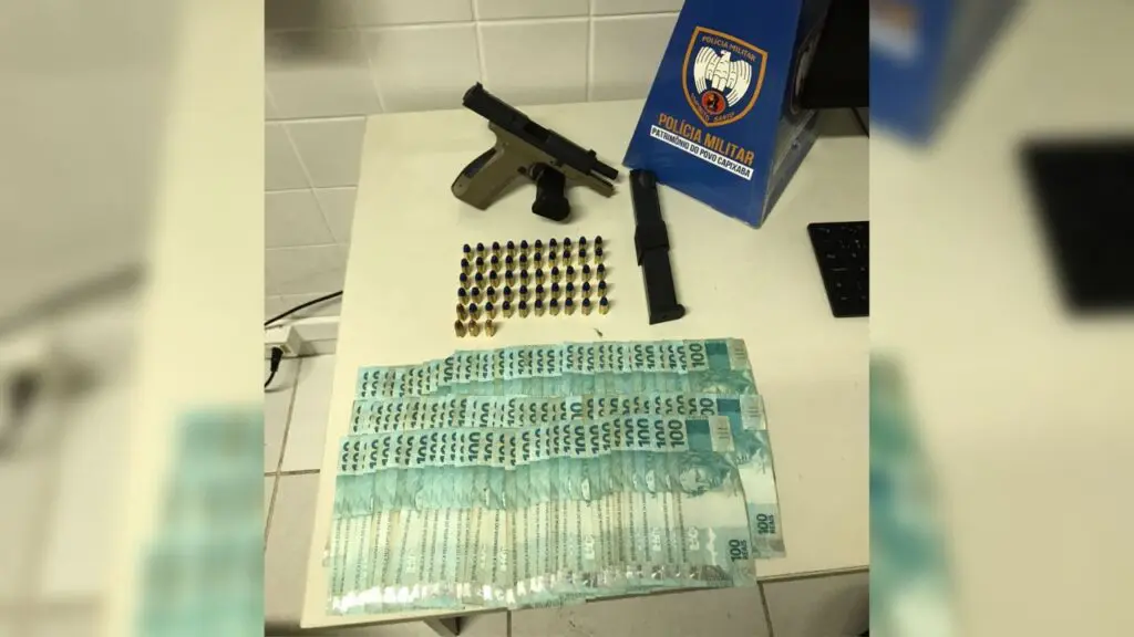 Sujeito armado tenta subornar policiais militares, mas acaba preso por mais um crime na Serra
