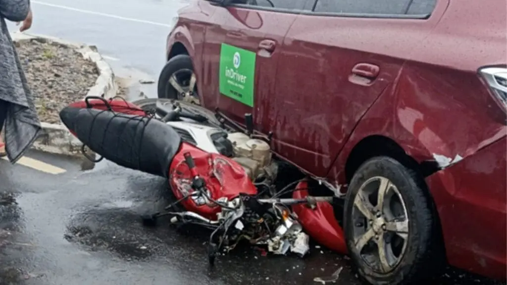 Moto entra debaixo de veículo durante acidente em Jacaraípe