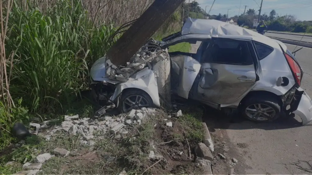 Grave acidente de carro derruba poste de eletricidade e mata condutor na Serra