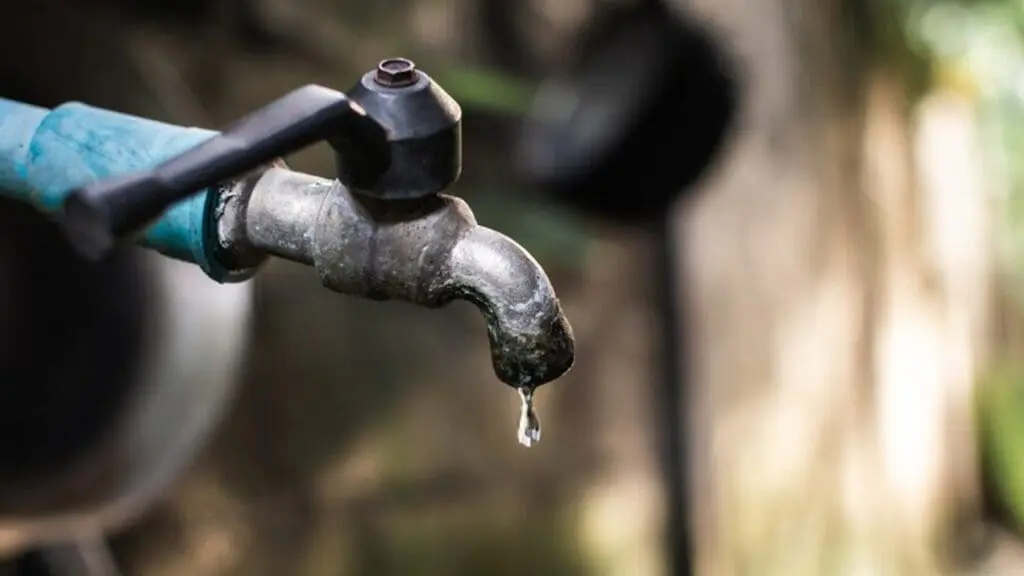 CESAN anuncia retomada do abastecimento de água na Serra após interrupção prolongada torneira seca
