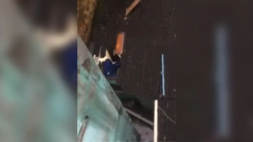 Ventania derruba caixa d’água que quase atinge idosa dentro de casa na Serra