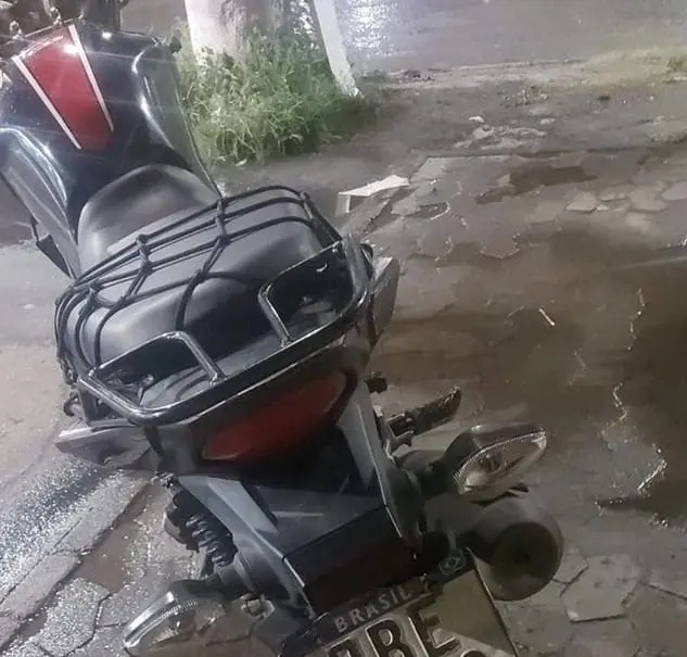 Giro Policial: PM aborda três "queimados" em uma única moto, circulando na Serra