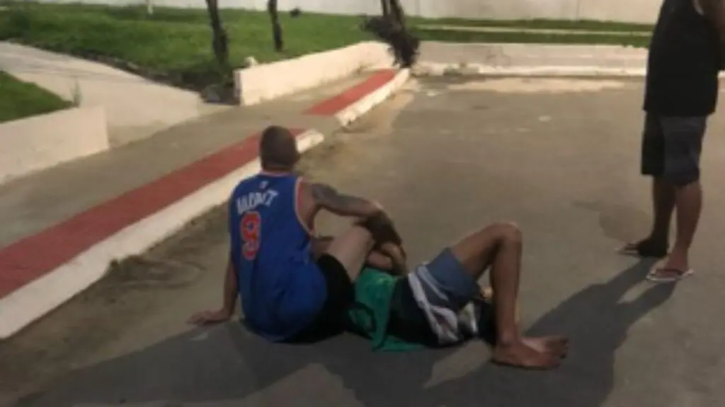 Vídeo: ladrão toma um golpe de jiu-jitsu após assaltar um motoboy em Valparaíso