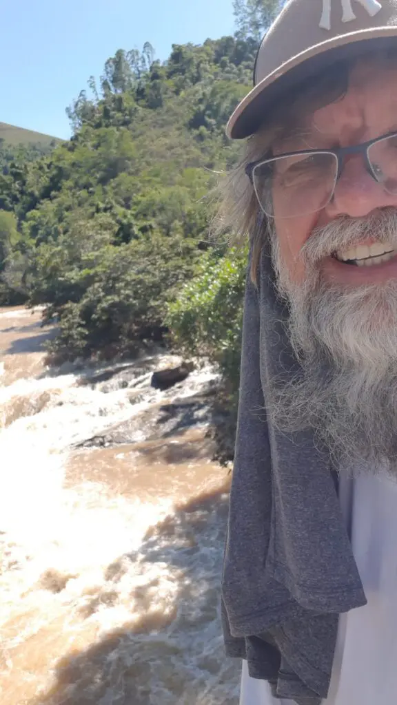 Serrano se inspira no filme "Forest Gump" para viajar mais de 500 km a pé de Vitória até Belo Horizonte