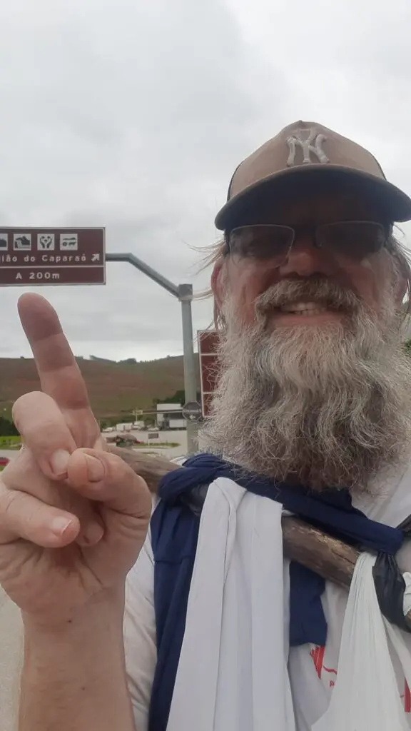 Serrano se inspira no filme "Forest Gump" para viajar mais de 500 km a pé de Vitória até Belo Horizonte