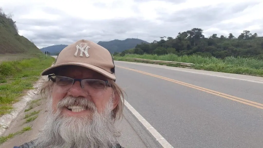 Serrano se inspira no filme "Forest Gump" para viajar mais de 500 km a pé de Vitória até Belo Horizonte