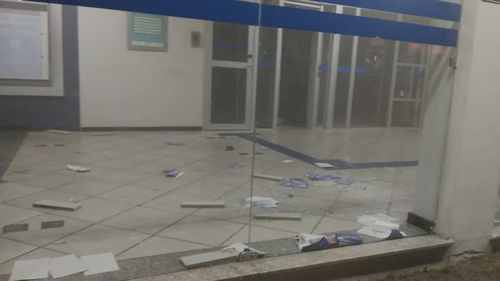 Casal fica preso dentro de agência bancária na Serra e termina detido na Polícia Federal
