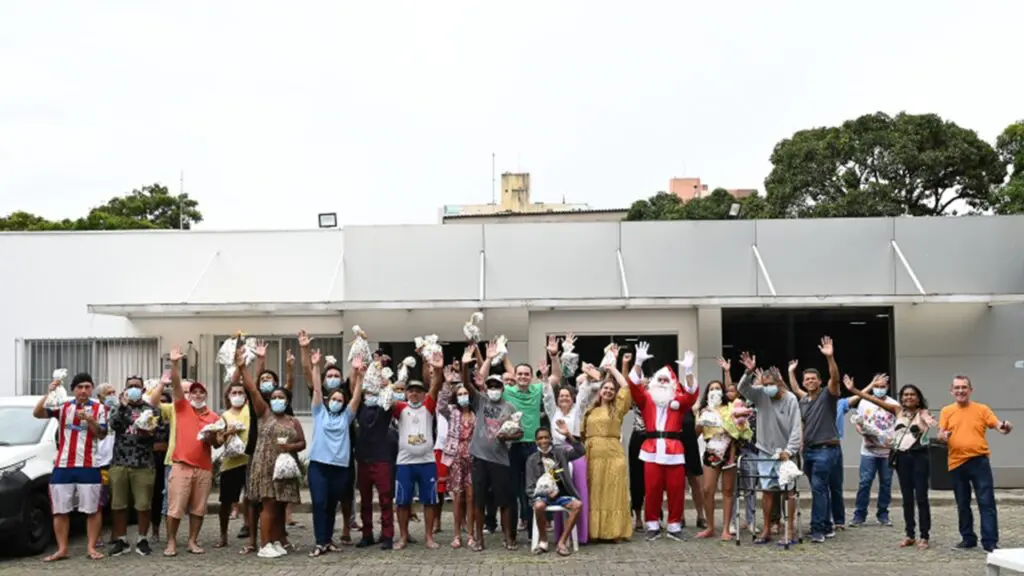 Prefeito participa de almoço de Natal com pessoas acolhidas pela Prefeitura de Vitória