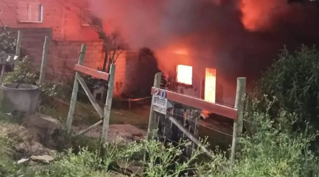 Padrasto com lança-chamas improvisado destrói residência na Serra e família faz vaquinha para reconstruir