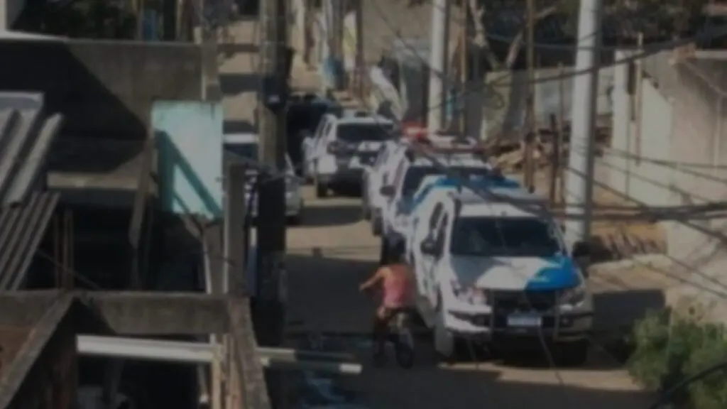 PM detém “queimado” apontado como chefe do tráfico após frenética troca de tiros na Serra Cinco viaturas paradas em uma rua de terra no bairro Cidade Pomar