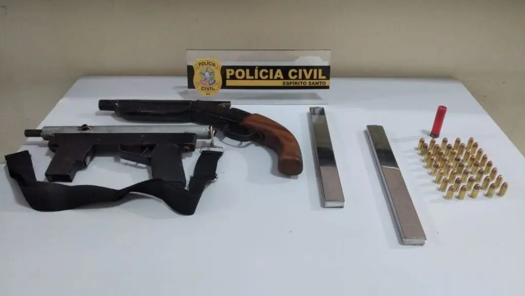 DHPP Linhares prende casal do crime acusados de assassinar jovem em Bebedouro Sobre a mesa da Delegacia munições e armas caseiras, uma submetralhadora uma outra arma calibre 36 também de fabricação caseira.