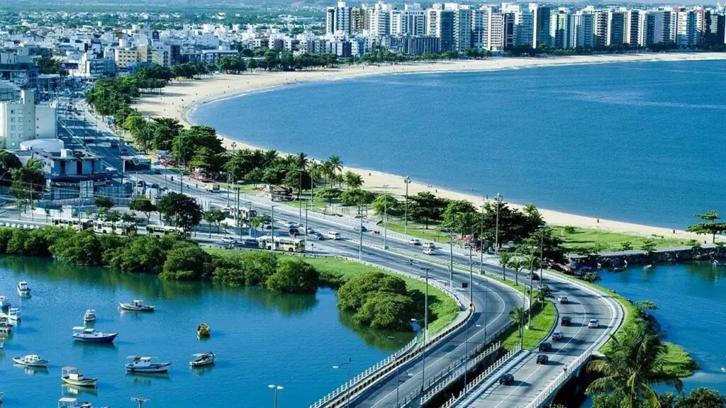 Arena de Verão 2023 com diversas atrações, atividades e serviços na Praia de Camburi Vista aérea da Praia de Camburi