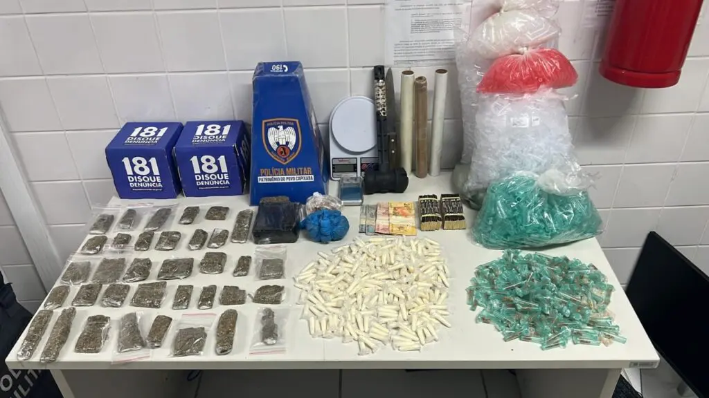 “Queimados” tremem na base e dispensam flagrantes diante da presença da PM em Serra Dourada II Sobre a mesa da 3ª Delegacia de Polícia localizada em Laranjeiras/Serra centenas de drogas espalhadas cocaína, crack e maconha
