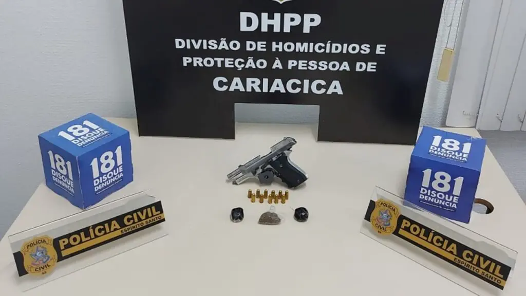 DHPP Cariacica prende traficante foragido da justiça vacilando na biqueira Sobre a mesa da Delegacia uma pistola calibre 380 com numeração raspada, um carregador e munições do mesmo calibre, duas bolas de haxixe e uma bucha de maconha