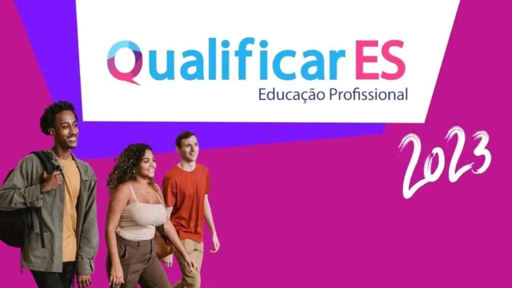 Programa Qualificar ES abre inscrições para 130 vagas de cursos semipresenciais Divulgação do Projeto Qualificar Es três jovens sorridentes andando juntos, fundo da imagem rosa pink, e na parte superior uma arte em azul e branco, com o nome Qualificar Es / Educação Profissional 2023