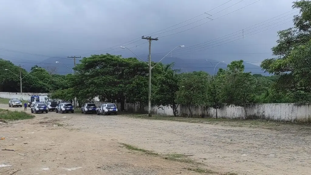 Criminoso troca tiros com a PM dentro de cemitério e atrapalha enterro na Serra