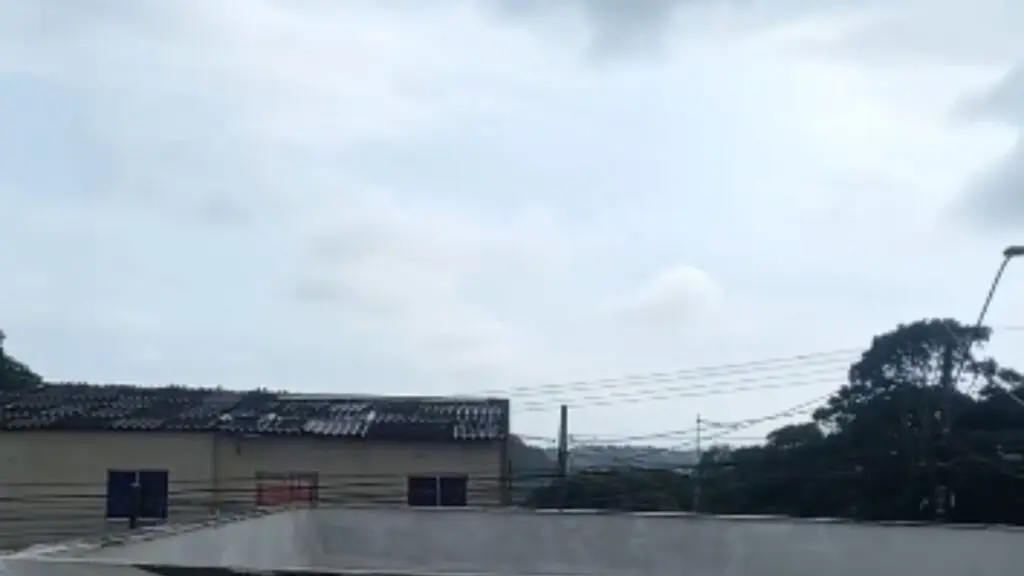 Vídeo: morador filma momento em que raio atinge uma rua em Serra Dourada I