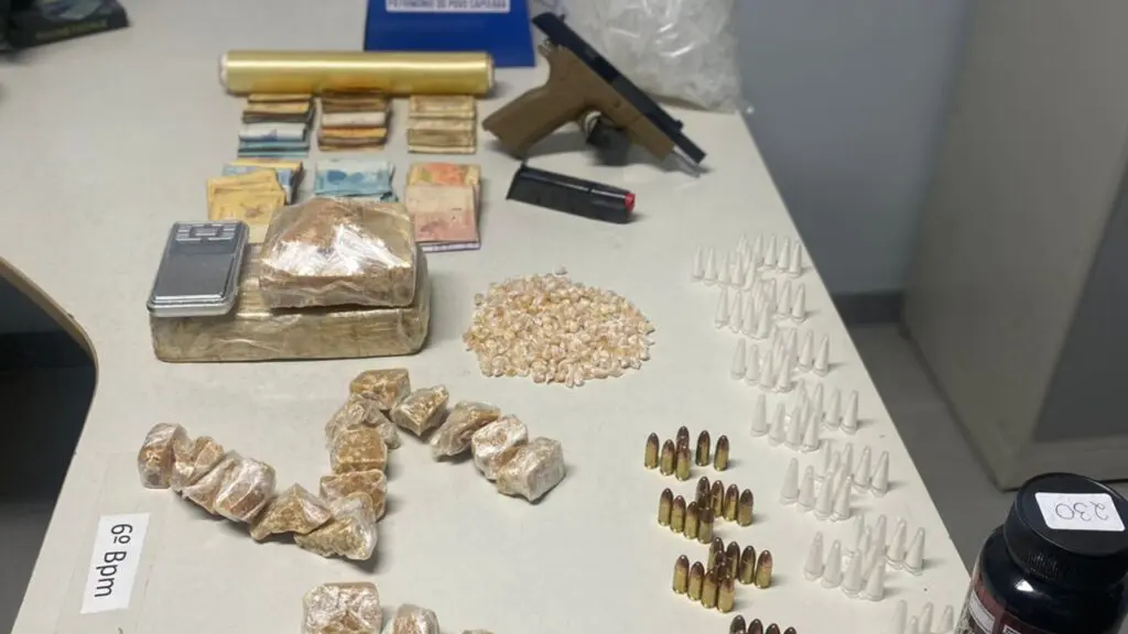 PM detona base do tráfico recheada de dinheiro e drogas em Nova Carapina I