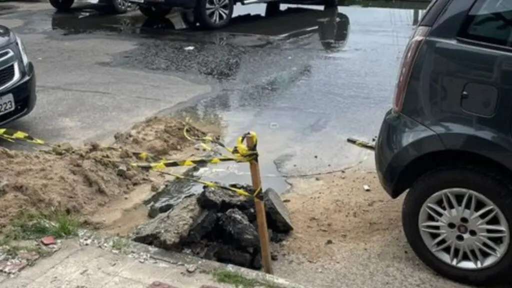 CESAN abandona buraco vazando esgoto por mais de 30 dias em Laranjeiras