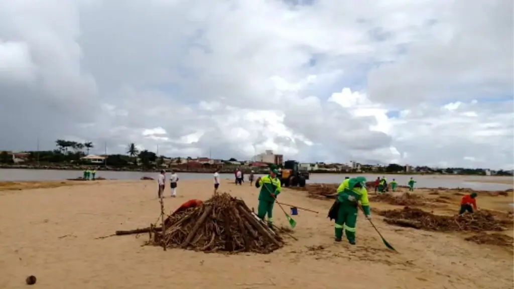 Prefeitura da Serra monta força tarefa para limpar da praia de Nova Almeida