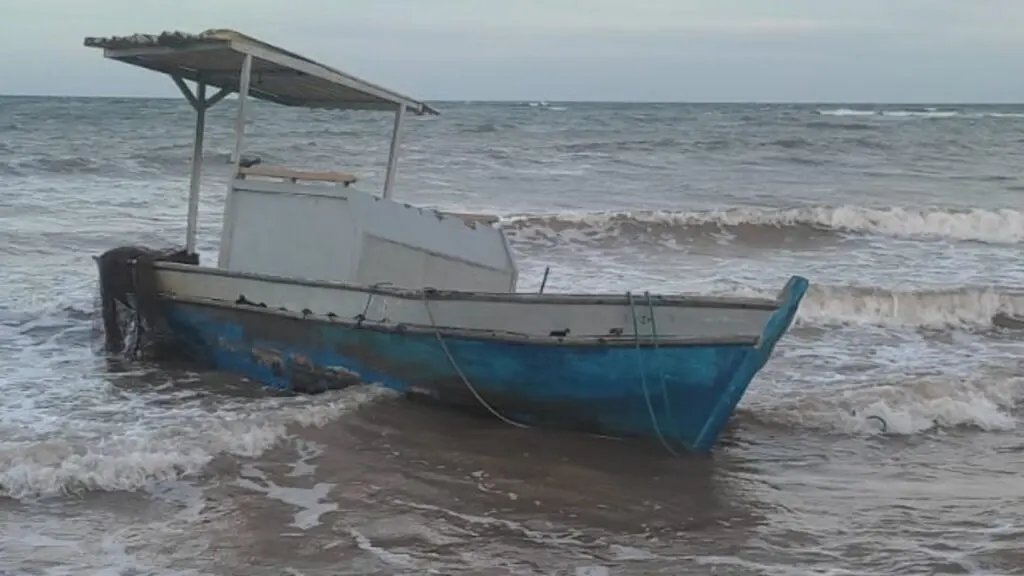 Mistério: barco de pesca à deriva aparece na praia de Jacaraípe Vídeo: barco misterioso aparece na praia de Jacaraípe