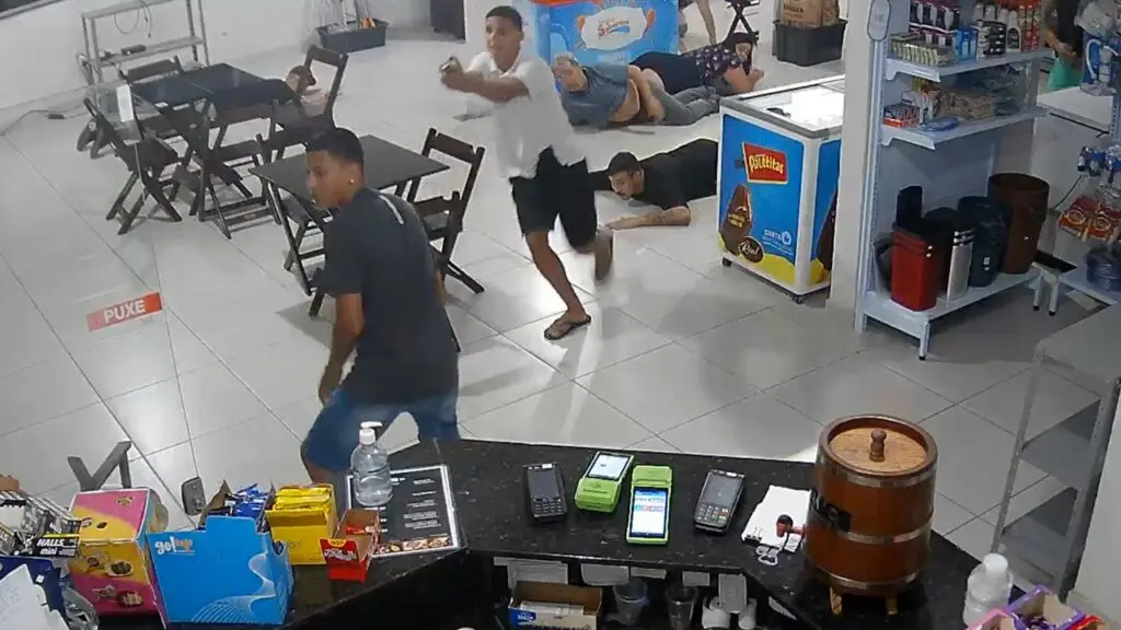Vídeo: “queimados” assaltam distribuidora de bebidas na “cara dura” em Laranjeiras