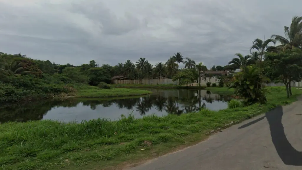 Homem leva “peixeirada” após tentar agredir a mulher na frente dos filhos em Praia de Carapebus