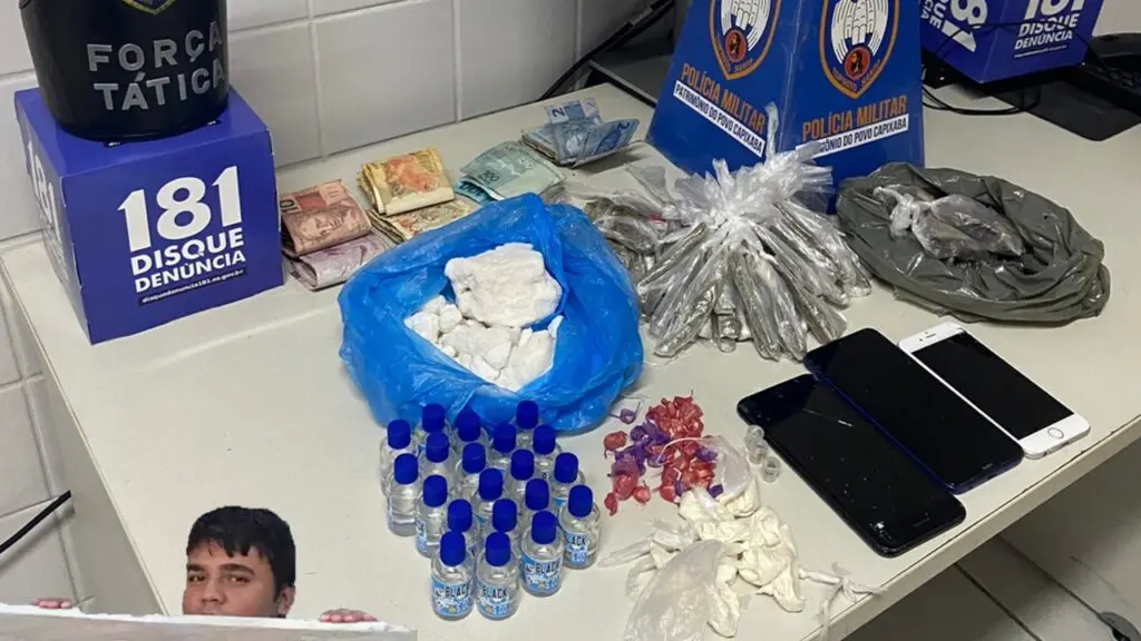 Polícia Militar arrocha biqueira e na sequência “olheiro” pede para ser preso na Serra