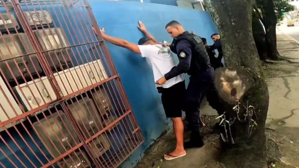 Vídeo: agentes da Guarda da Serra flagram vapor vendendo drogas próximo do Terminal de Carapina