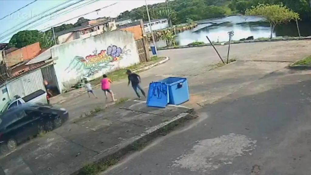 Vídeo: moradora é atropelada por carro com “queimados” durante fuga da PM em Jacaraípe