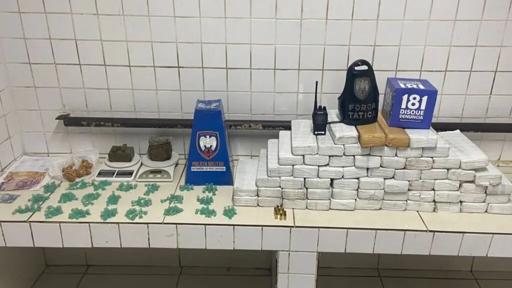 Bancada com tabletes de maconha e outros tips de drogas apreendidas