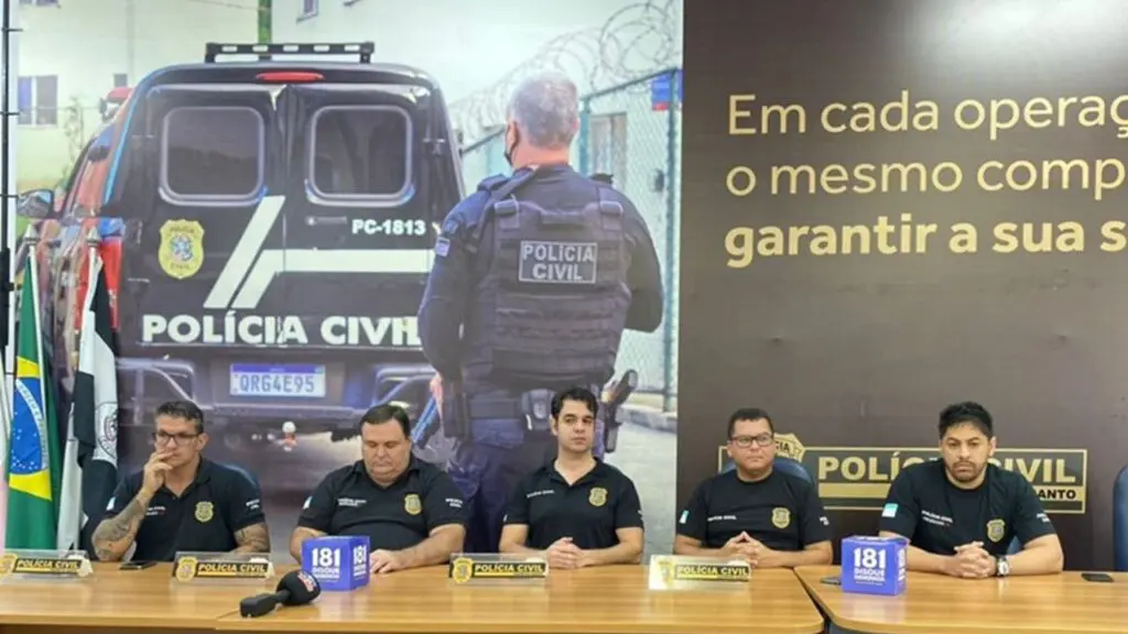 Polícia Civil prende “queimado” que armou um assalto pela internet e terminou com a vítima esfaqueada em Vila Velha Coletiva da Policia Civil especializada em furto e roubo de automóvel, 5 agentes sentados conversando com os reposrteres