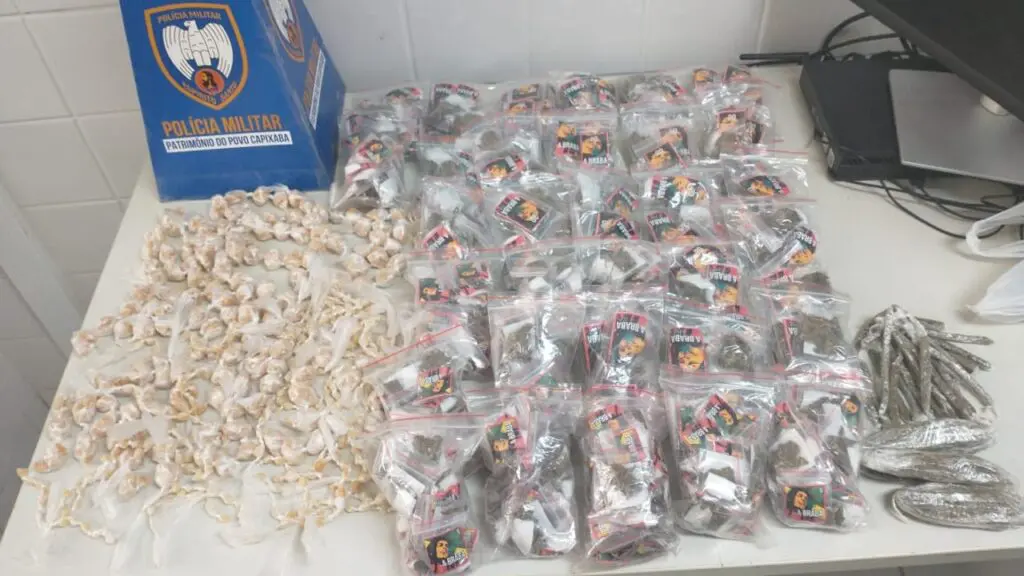 Polícia Militar detona “biqueira” recheada de crack e maconha da braba com figura do “Bob Marley” na Serra Sobre uma mesa branca 449 buchas de maconha com etiqueta escrita "A braba", 1160 pedras de crack.