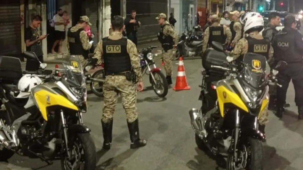 Homem sem CNH e com ficha criminal extensa tenta fugir de blitz em Vitória Foto agentes da GTO realizando blitz em uma avenida de Vitória