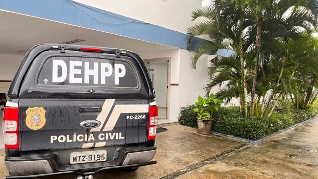 Polícia Civil prende vovó que estava foragida há 5 anos acusada de homicídio em Vitória Viatura da DEHPP parada em frente a delegacia em Vitoria