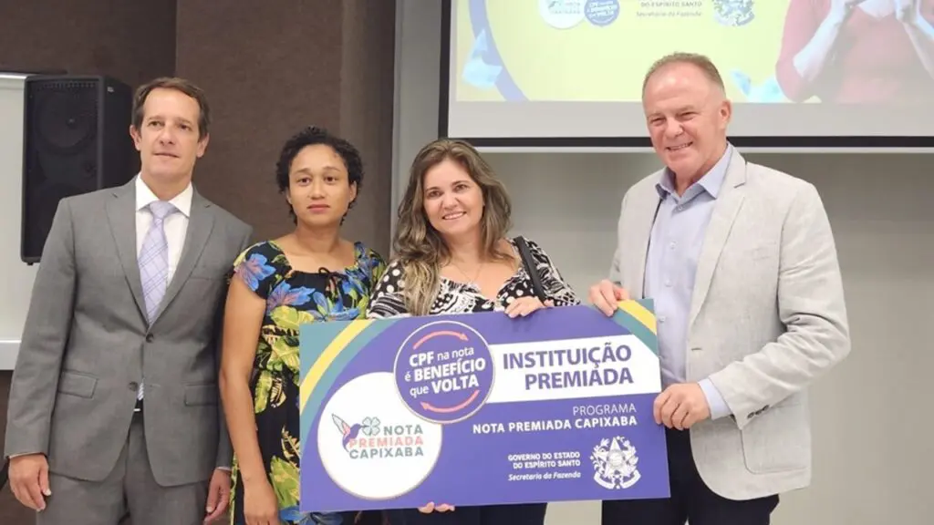 Governador Renato Casagrande realiza entrega de prêmios para sorteados do Nota Premiada Capixaba Governador Renato Casagrande entregando o prêmio a duas mulheres sorteadas pela Nota Fiscal Capixaba