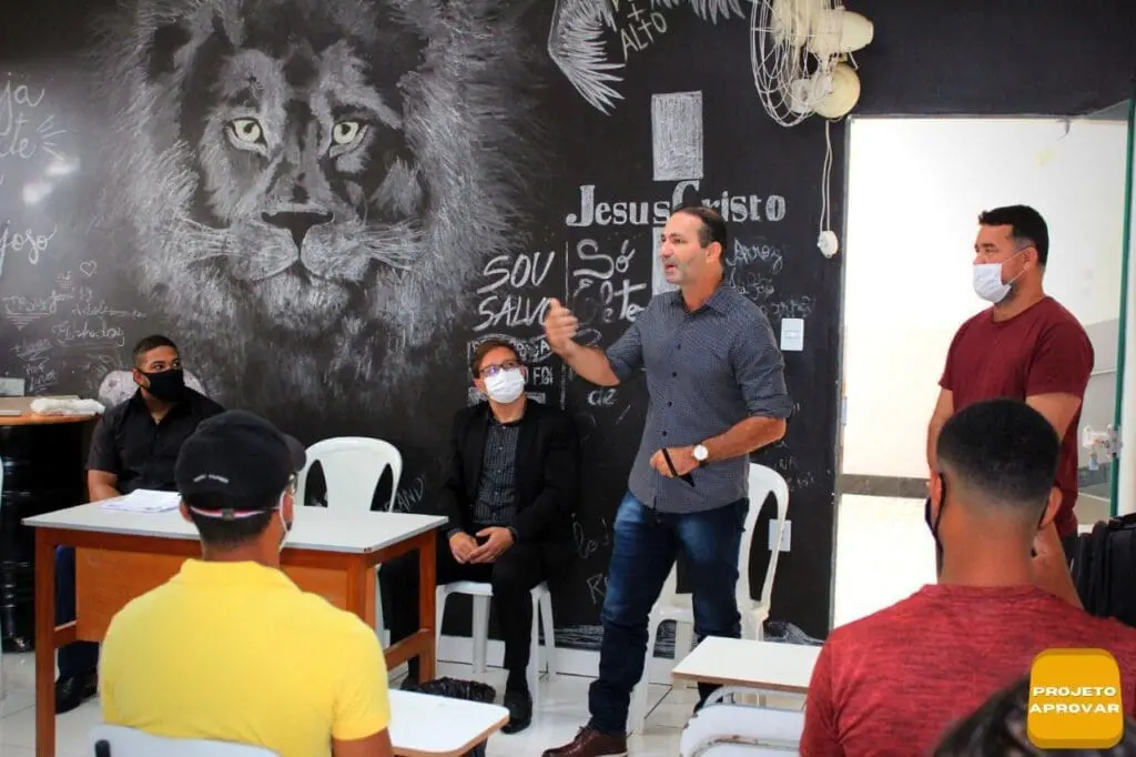 Projeto Social promove curso preparatório gratuito para concurso da Guarda Civil e Polícia Penal na Serra Professores do Projeto Aprovar em sala de aula