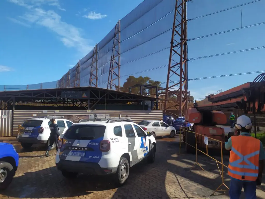 Viaturas da Polícia Militar no interior da empresa Vale